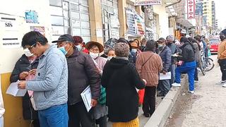 De madrugada pacientes forman largas colas buscando citas en centros de salud de Huancayo (VIDEO)