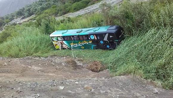Bus de Rey Latino sufre volcadura y deja 22 heridos en Chaparra