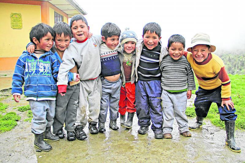 Niños de Racracalla esperan un juguete en Navidad