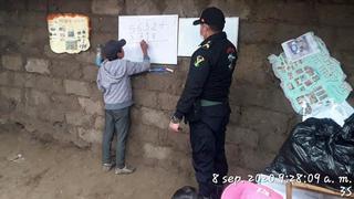 Policías dictan clases a escolares que no cuentan con Internet en zona alejada de Andahuaylas (FOTOS)