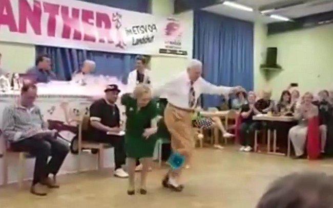 ​Pareja de ancianos bailando rock conquista las redes (VIDEO)