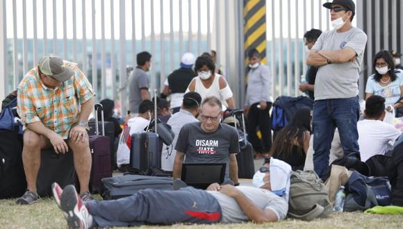 Decenas de personas durmieron en los exteriores del Aeropuerto Jorge Chávez en el cuarto día de estado de emergencia y cuartentena | GEC | TROME