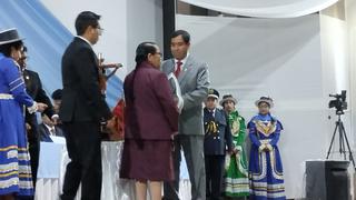 Mamá de Toribio Castro, le impone medalla como alcalde de Huancavelica