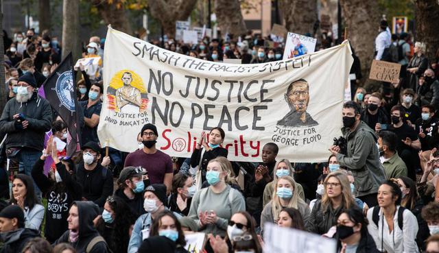 En Sídney, la manifestación fue autorizada unos minutos antes de que empezara por una decisión de la justicia que anuló una prohibición anterior. (EFE/EPA/JAMES GOURLEY).