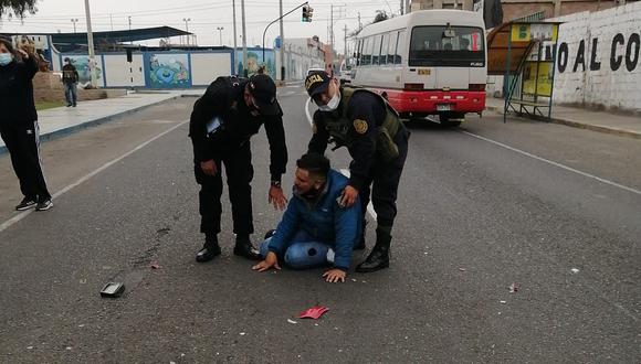 Motociclista fue auxiliado por policías y paramédicos. (Foto: Difusión)