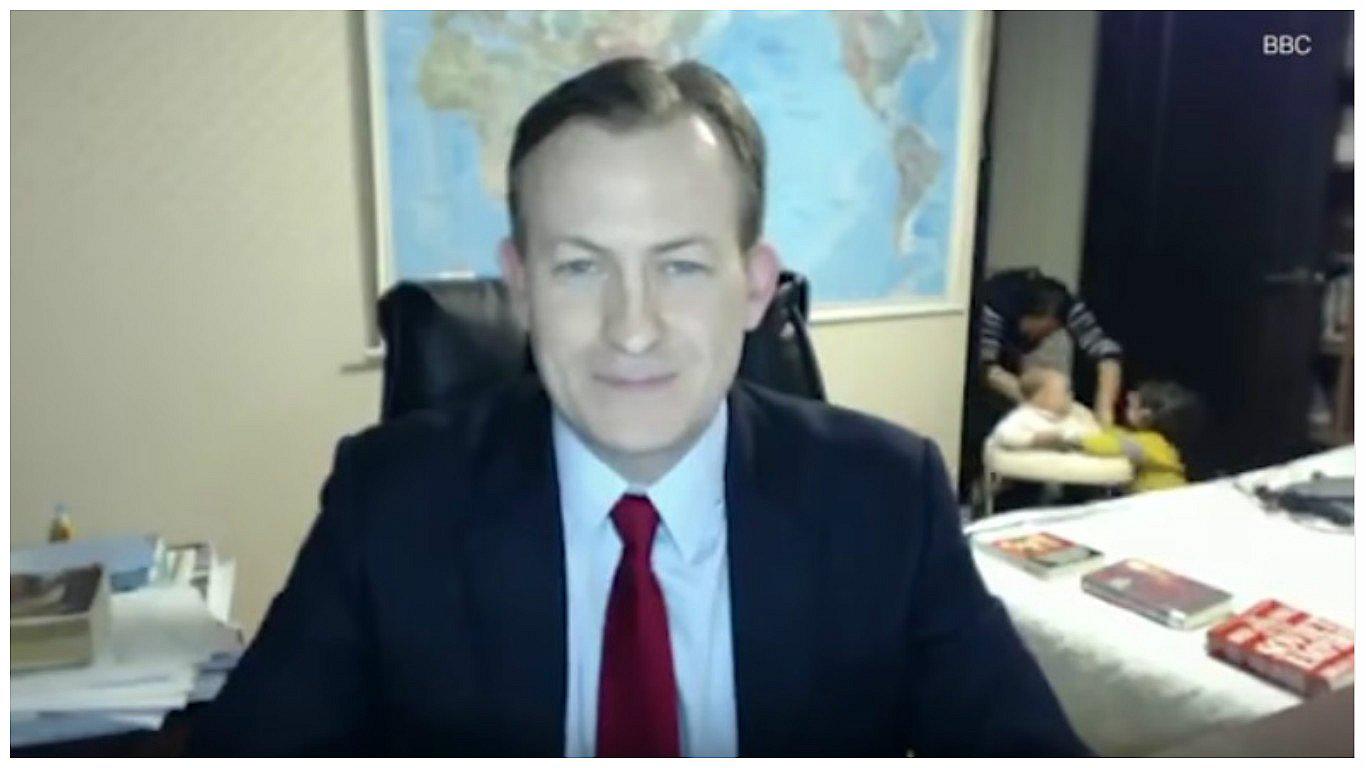 Madre del profesor interrumpido en entrevista por sus menores hijos: ¡Hay que cerrar la puerta!