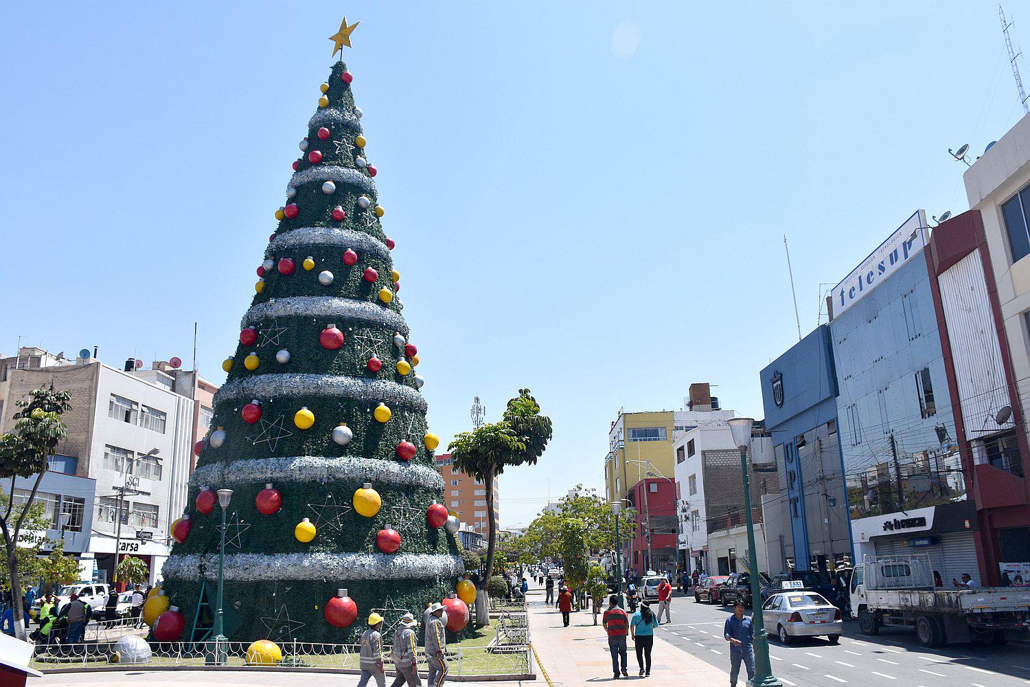 Navidad 2017: El árbol navideño más grande del país se instaló en Tacna