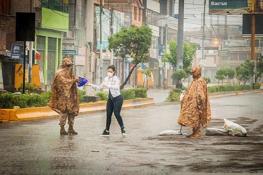 Entregan refrigerios al personal del ejército y policía nacional