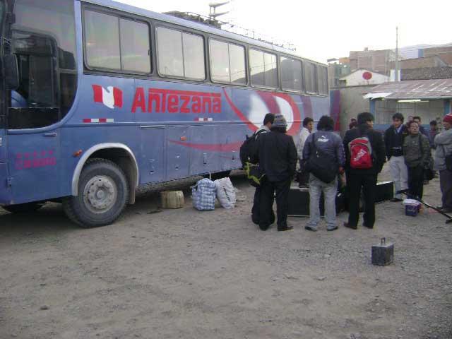 Auto choca con bus de empresa Antezana
