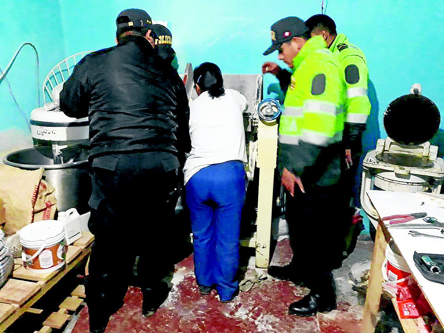 Amasadora tritura la mano de panadera