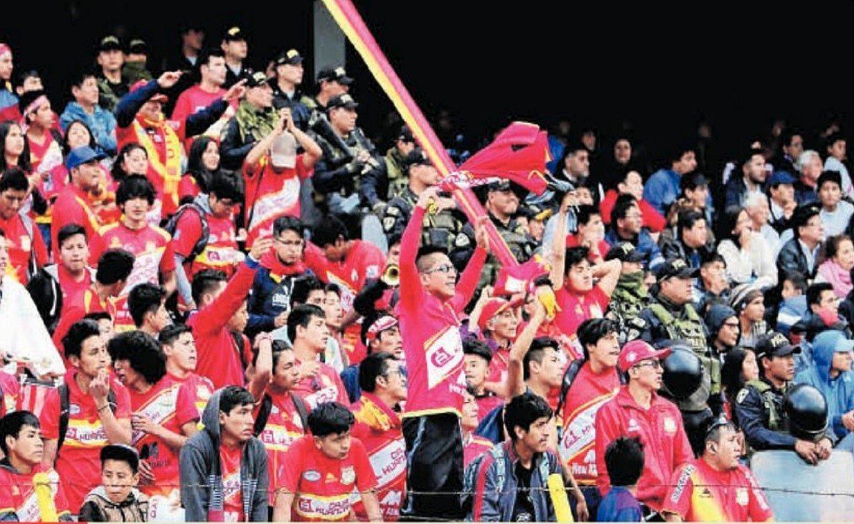 Integrantes de la barra “Incontrastable Wanka” son hermanos por decisión y alientan al equipo