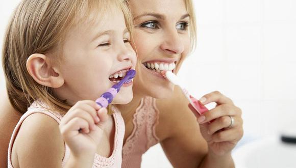 ​Sepa cómo cuidar los dientes de sus hijos (y también los suyos) (VIDEO)