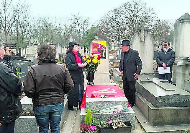 Colocan símbolos de Sendero Luminoso en tumba de César Vallejo