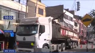 Ate: Calle Caribe continúa cerrada tras caída de poste sobre camión (VIDEO)