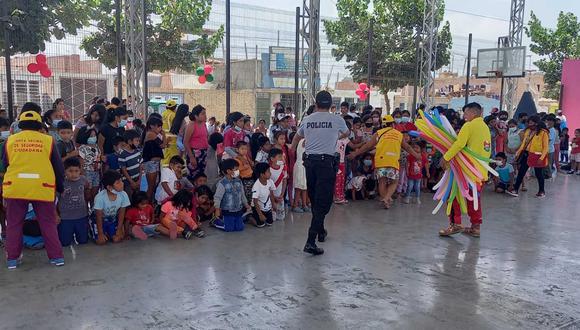 Policía realiza show navideño para niños de la zona alta de Chincha.