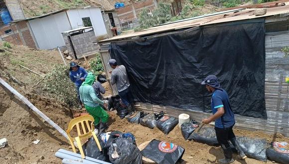 Trabajadores ediles con maquinaria pesada llevaron a cabo los trabajos en vías de acceso y casas afectadas por las precipitaciones pluviales