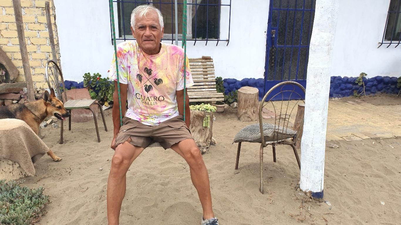 Cuando Manolo se siente aburrido se balancea en su columpio mientras el aire puro recorre su rostro. Foto: Bryan Ortiz.