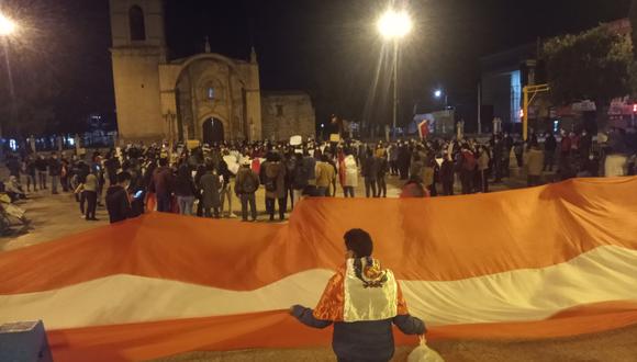 Manifestantes se concentraron en la plaza de Armas de Juliaca. (Foto: Feliciano Gutiérrez)