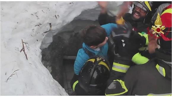Italia: Rescatan 8 personas, entre ellas 2 niñas, del hotel sepultado por avalancha VIDEO)