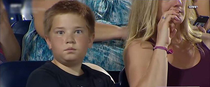 YouTube: Niño se vuelve famoso en partido de béisbol (VIDEO)