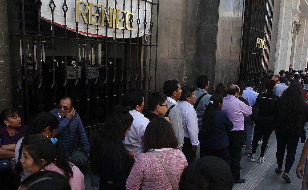 ​Reniec atiende hoy solo para entregar DNI a electores