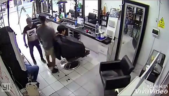 Villa El Salvador: barbero frustra asalto a su negocio en arriesgada acción (VIDEO)