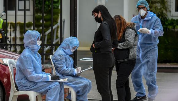 Los trabajadores de salud llevaron a cabo pruebas de coronavirus COVID-19 en Bogotá. (AFP/Juan BARRETO).