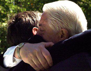 Hoy regalen muchos besos y fuertes abrazos