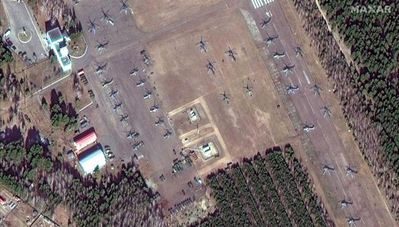 Esta imagen de satélite Maxar tomada y publicada el 28 de febrero de 2022, despliegues de campo de las fuerzas terrestres y un convoy en Khilchikha, Bielorrusia, al norte de la frontera con Ucrania. (Foto por Imagen satelital 2022 Maxar Technologies / AFP)