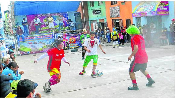 ​Payasos juegan la Copa América y corren maratón en las calles