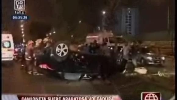 Camioneta sufre volcadura en Breña y deja dos heridos