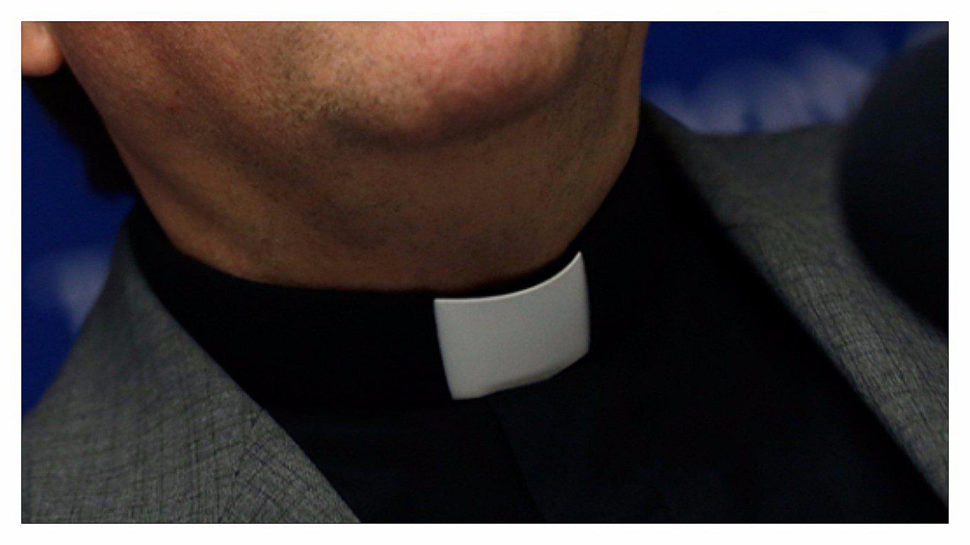 Hombre recibe sorprendente compensación luego de que su esposa le fuera infiel con un cura