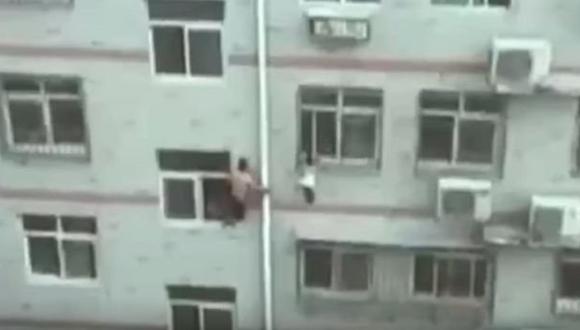 Mira cómo este hombre salva a una niña que estaba a punto de caer de una ventana
