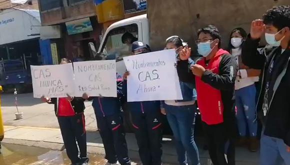 Ayer protestaron en el frontis del Metropolitano exigiendo el cumplimiento de su pliego de reclamos. Puno. Foto/Difusión.