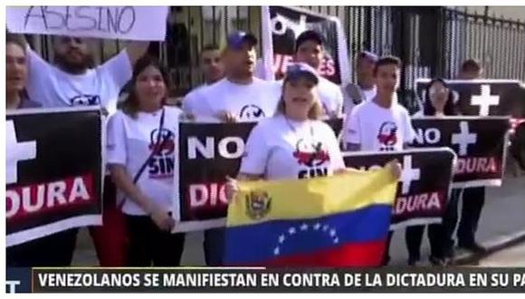 Venezolanos se manifiestan en contra del gobierno de su país frente a embajada (VIDEO)