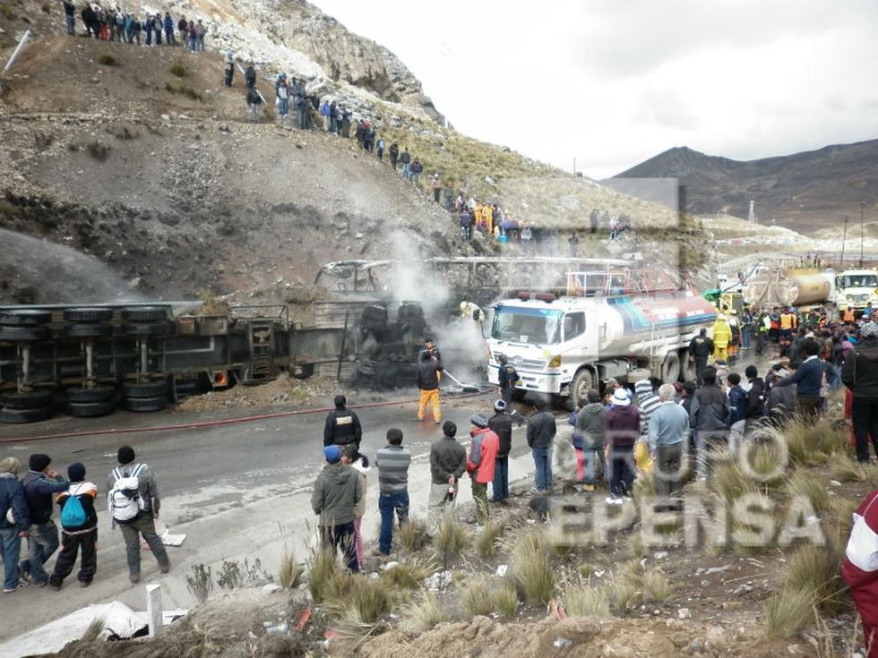 Así quedó el bus incendiado tras el choque con cisterna (FOTOS)