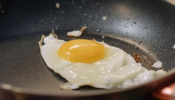 El truco para que la yema del huevo frito quede jugosa. (Foto: Pexels)