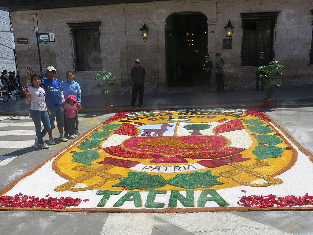 Familia se gana la vida haciendo alfombras 