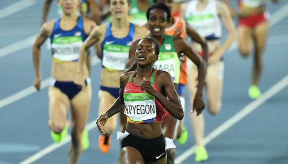 Keniana Faith Kipyegon da la sorpresa al imponerse en 1500 metros planos