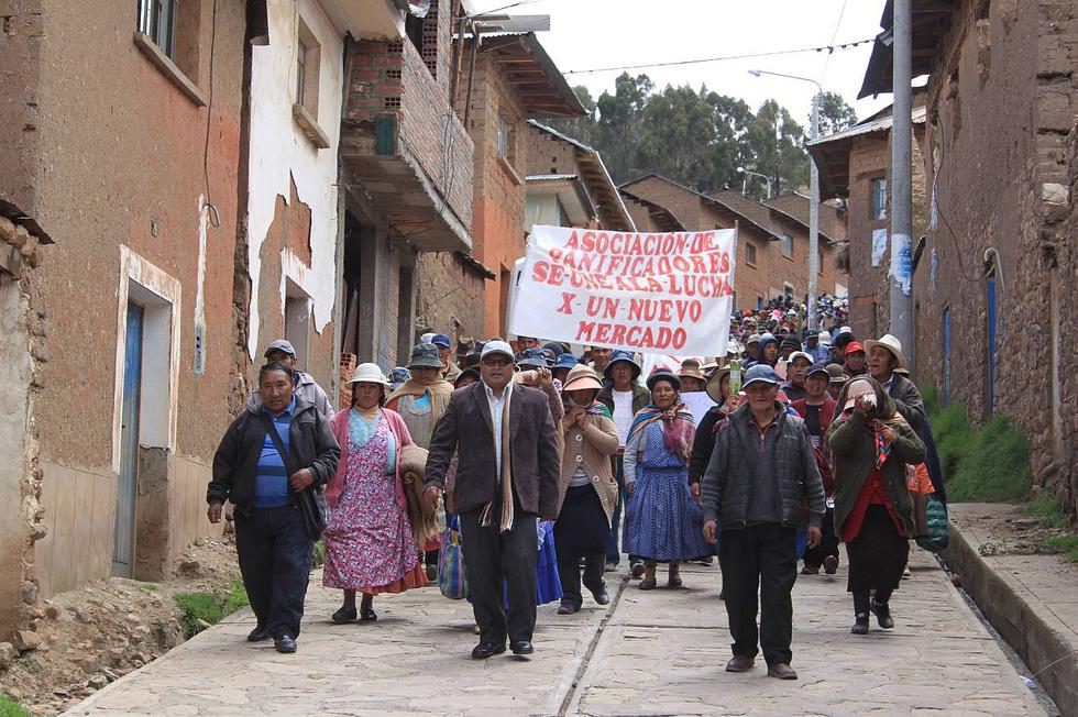 Vendedores protestan contra alcalde de Moho por plataforma comercial 