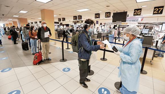 La Sociedad Hoteles del Perú (SHP) solicita que se que se elimine el metro de distancia en los aeropuertos. (Foto: AFP)