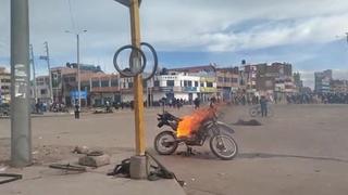 Juliaca: queman moto de policía durante manifestaciones