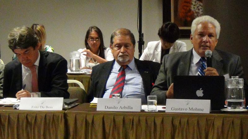 Periodistas participan en conversatorio sobre "Medios y democracia"