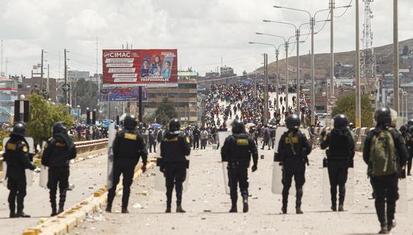 Los partidarios del derrocado presidente Pedro Castillo chocan con las fuerzas policiales en la ciudad  de Juliaca, el 7 de enero de 2023.  (Foto por Juan Carlos CISNEROS / AFP)