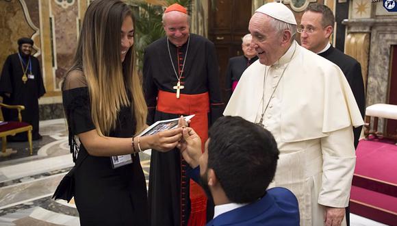 YouTube: ​Venezolano sorprende a su novia al pedirle la mano ante el papa Francisco (VIDEO)