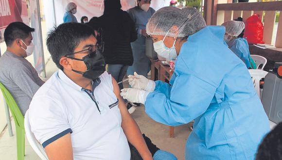El gobernador Manuel Llempén pidió al ministro de Salud que le envíe un nuevo lote de vacunas para seguir con el proceso.
