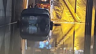 Bus de transporte público se hunde por la lluvia en bypass de Arequipa