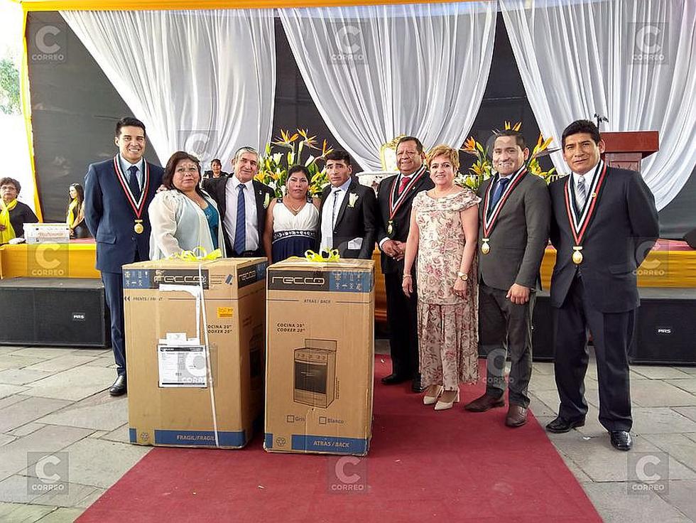 Matrimonio masivo congregó a 110 parejas en Cerro Colorado (FOTOS)