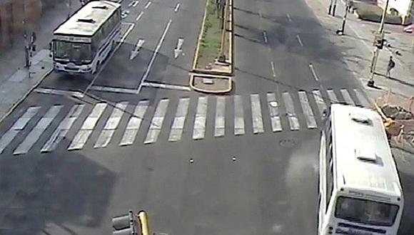 Pueblo Libre: Conductor de bus se pasa la luz roja y atropella a ​motociclista embarazada (VIDEO)