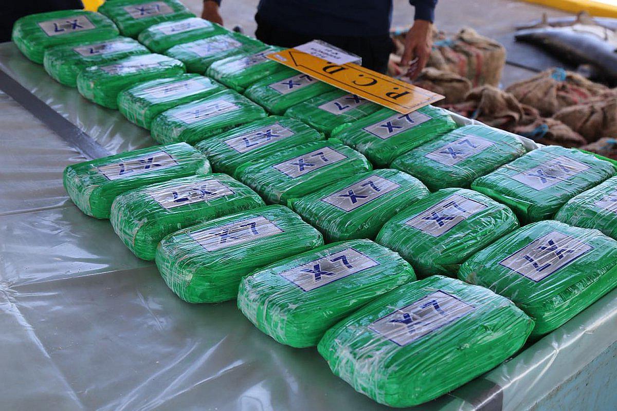 Hallan 400 kilos de droga flotando en el océano Pacífico